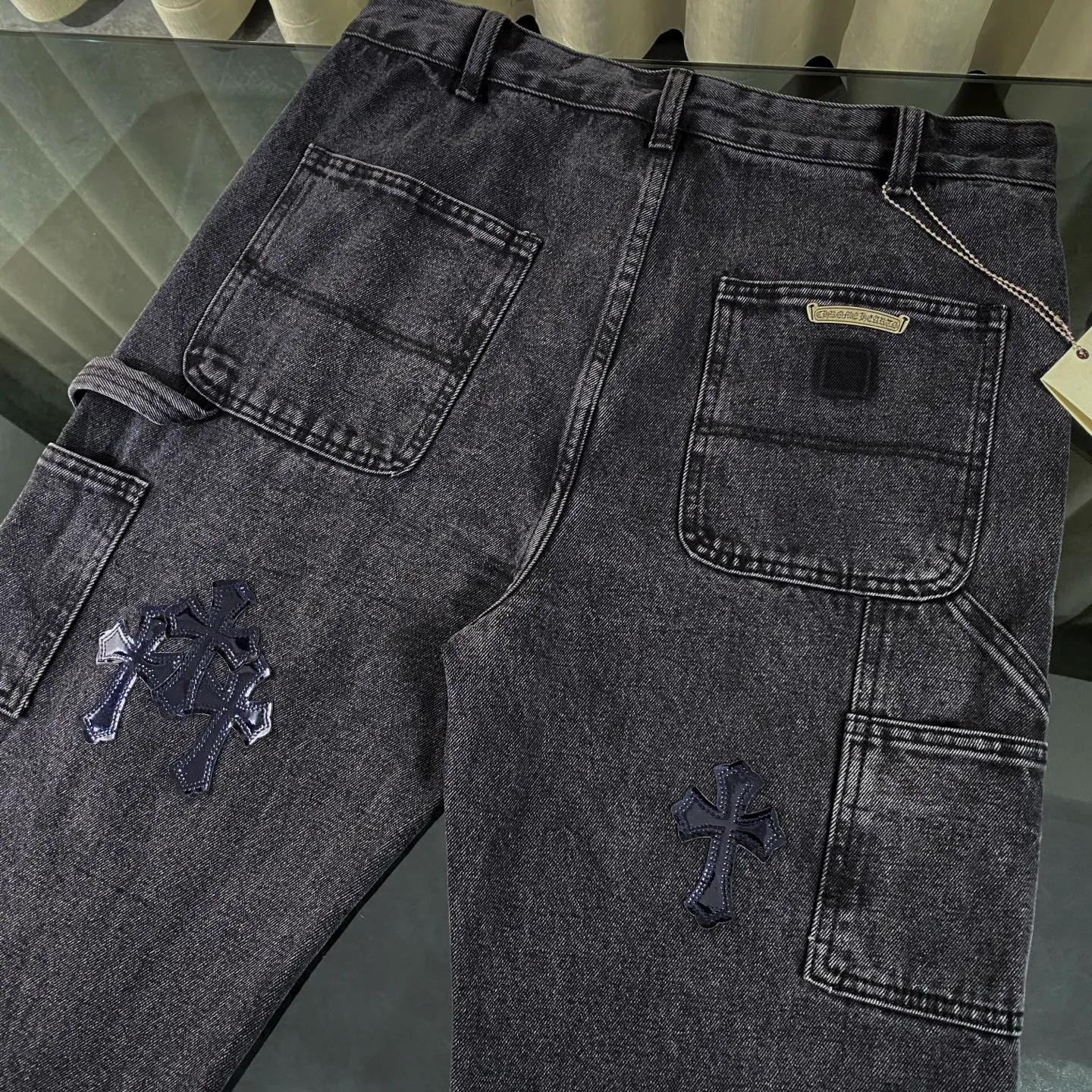 P270 CH Chromehearts limited edition work jeans denim logging pants, cabinet price 34W level, patchwork cross pattern embellishment, washed jeans! ! An absolutely high-end luxury product, a 1.9W-level god-level single product, a super popular product, made by top heavy industry, a magic weapon that cannot be missed! [About Zangyin] This is an extremely luxurious fashion brand that can also be called the aristocracy of the high street. It has always been an exclusive brand for some hipsters or rich second generations. Compared with ordinary high streets, it is more luxurious and noble. Compared with luxury brands, it is more fashionable and individual. It has always been a brand that I have a special liking for. [Top heavy industry fashion design] Consistently high-street luxury style. Speaking of this style, the Zangyin family and GU family are definitely the leading representative brands. Especially the Zangyin family has really achieved a state-of-the-art effect in creating high-street style. The unique washed material is used to create this style. The color system is already quite eye-catching. After it is decorated with patchwork cross flowers, it cleverly highlights the charm of the brand. Secondly, this style uses classic The high-waist cutting design highlights the long legs and fashionable temperament of the upper body. The brand is highly recognizable and the slim fit configuration is more suitable for daily wear. It is a product that interprets personality, fashion, and specifications at a glance. This single product is enough to make any fan excited. It can be a white T-shirt for a youthful college style, or a tight suspender for a royal style. It has strong matching ability and can be easily controlled by men.  [Materials and craftsmanship] Needless to say, this point goes without saying. As an excellent craftsman brand, Zangyin’s requirements for details and craftsmanship are really perfect. The washed color of this model has gone through so many processes, not to mention the embellishment of denim appliques. It is also purely hand-made and sewn. Just like what they believe in, only hand-made things have soul and have the meaning of wear. A top-notch heavy-duty fashionable denim item, I look forward to your perfect interpretation! !  Color: black gray Size: 28-34